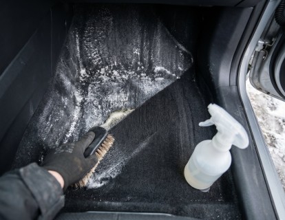 Водительская зона автомобиля с видимыми белыми солевыми разводами на ковролине